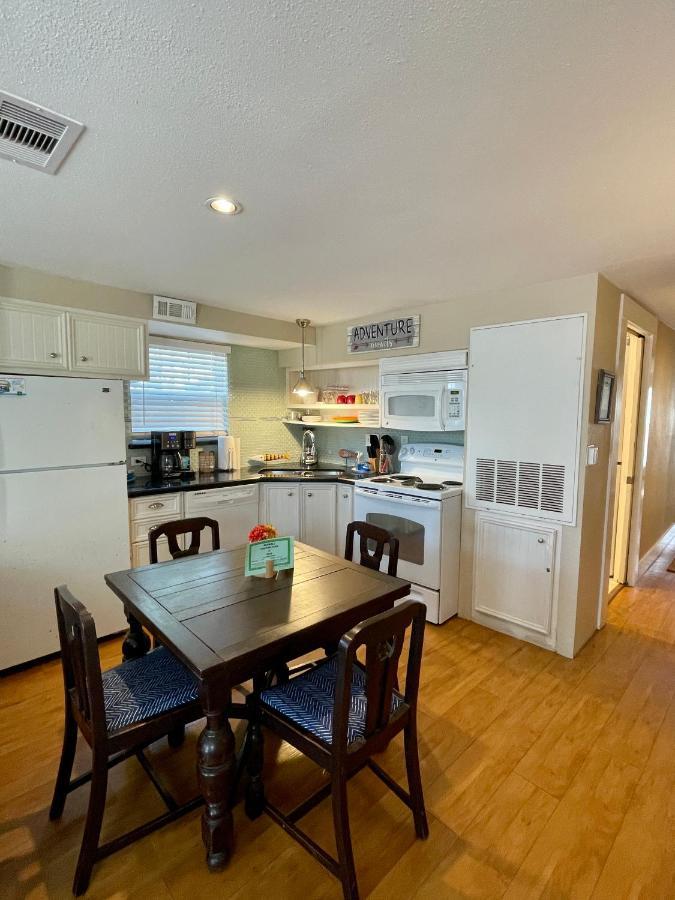 Seablue Cottage - Downstairs; 2 Blocks To The Beach Galveston Esterno foto