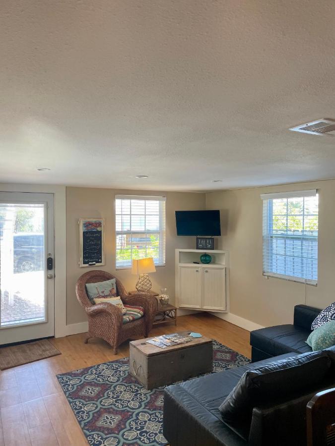 Seablue Cottage - Downstairs; 2 Blocks To The Beach Galveston Esterno foto