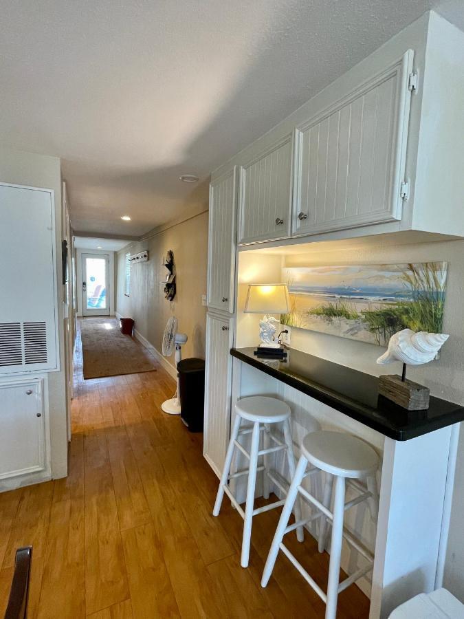Seablue Cottage - Downstairs; 2 Blocks To The Beach Galveston Esterno foto