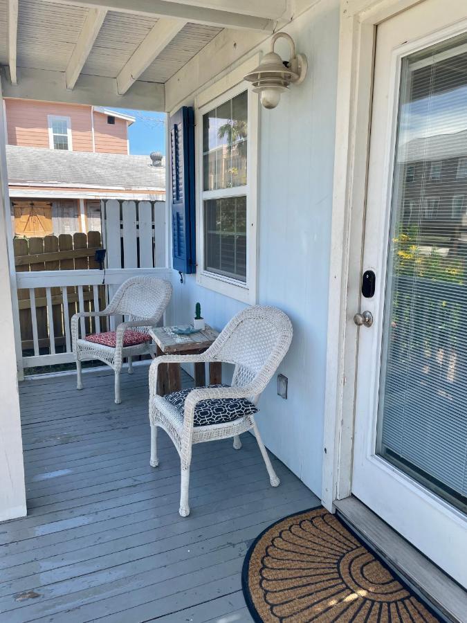 Seablue Cottage - Downstairs; 2 Blocks To The Beach Galveston Esterno foto