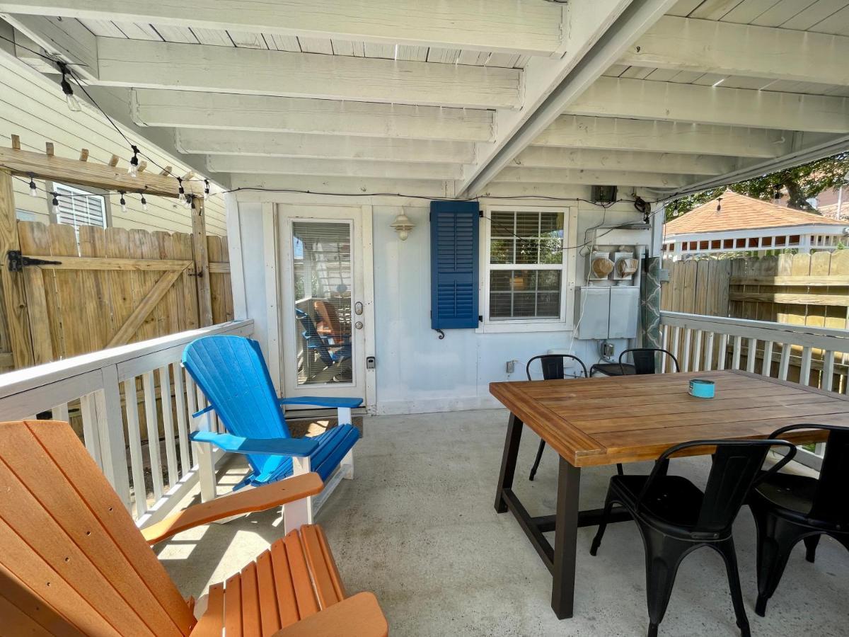 Seablue Cottage - Downstairs; 2 Blocks To The Beach Galveston Esterno foto