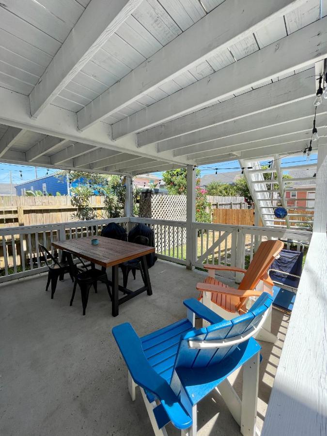 Seablue Cottage - Downstairs; 2 Blocks To The Beach Galveston Esterno foto